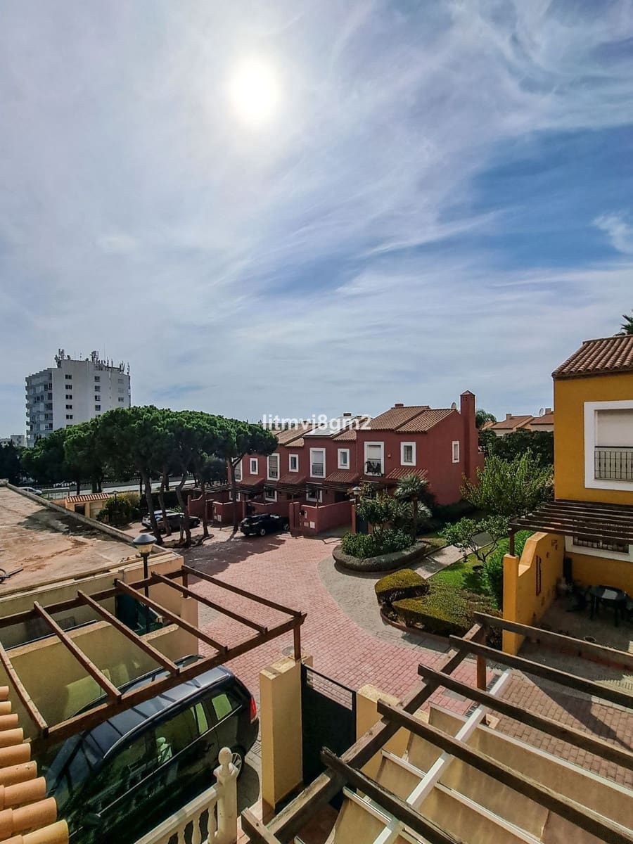 3 slaapkamer Rijtjeshuis te huur in Calahonda met garage - € 2.400 (Ref: 8556728)