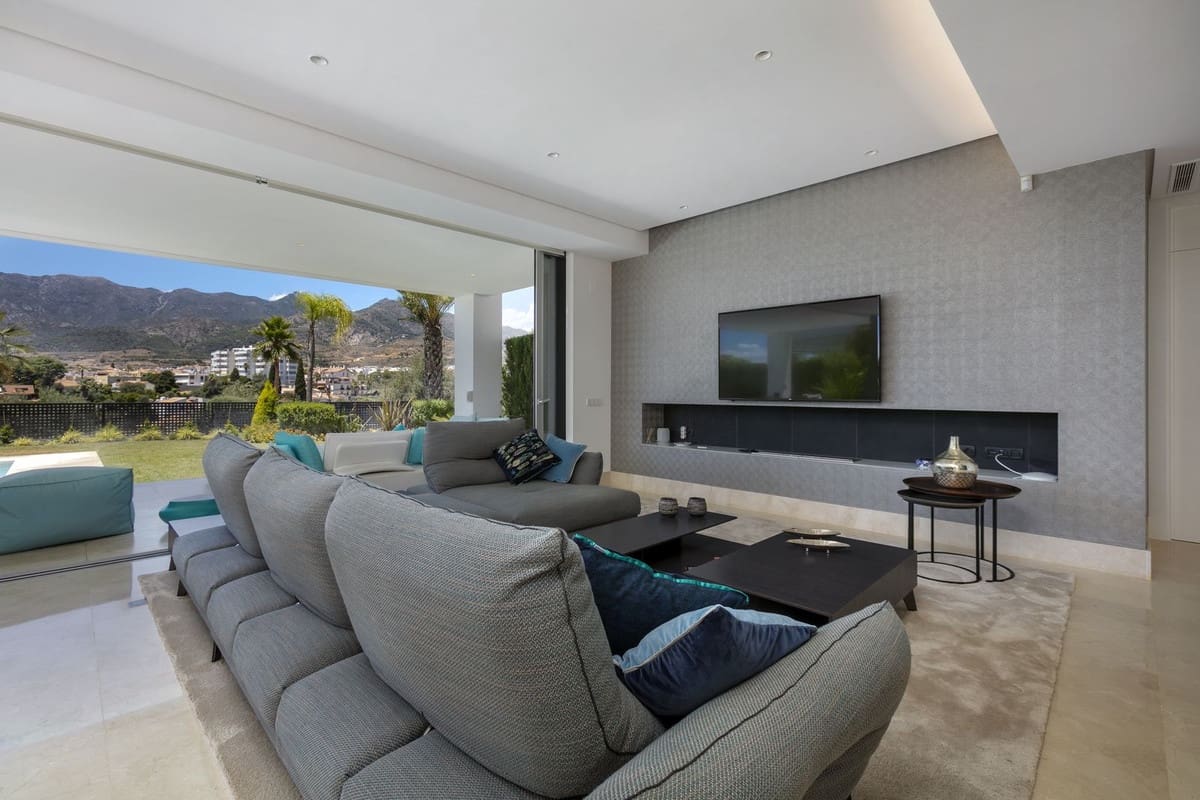 3 bedroom Villa for rent in Marbella with garage - € 8,500 (Ref: 8610419)