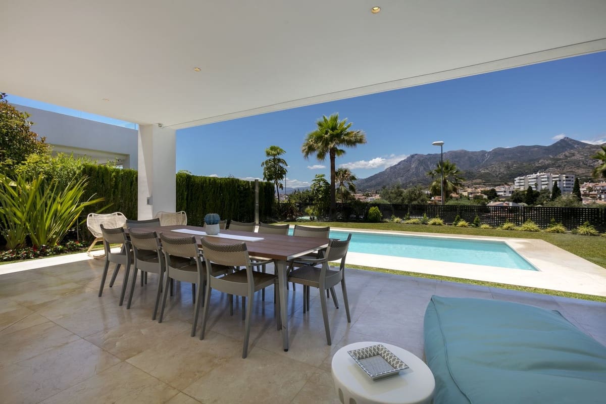 3 bedroom Villa for rent in Marbella with garage - € 8,500 (Ref: 8610419)