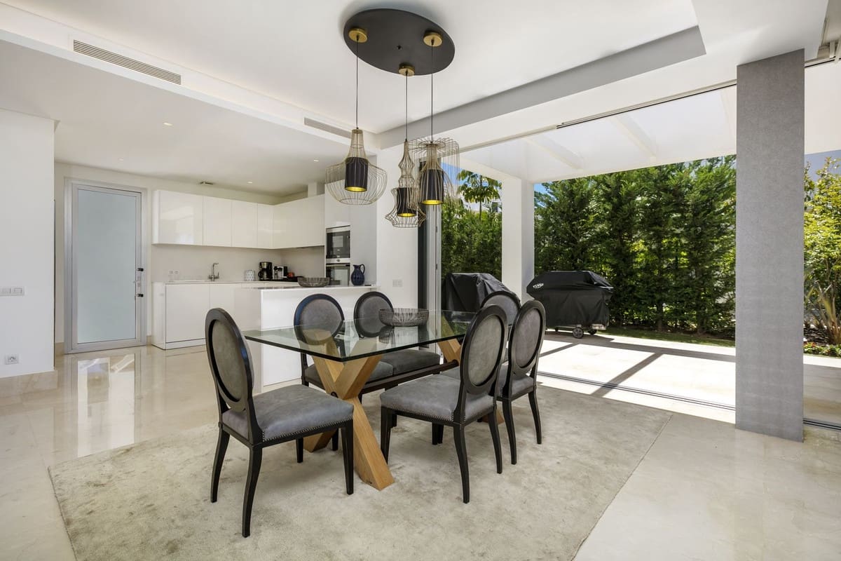 3 bedroom Villa for rent in Marbella with garage - € 8,500 (Ref: 8610419)