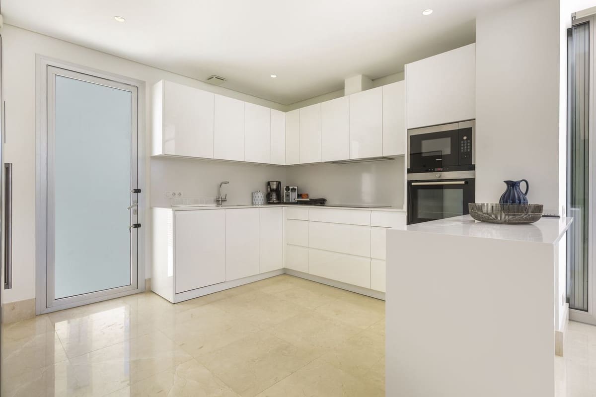 3 bedroom Villa for rent in Marbella with garage - € 8,500 (Ref: 8610419)