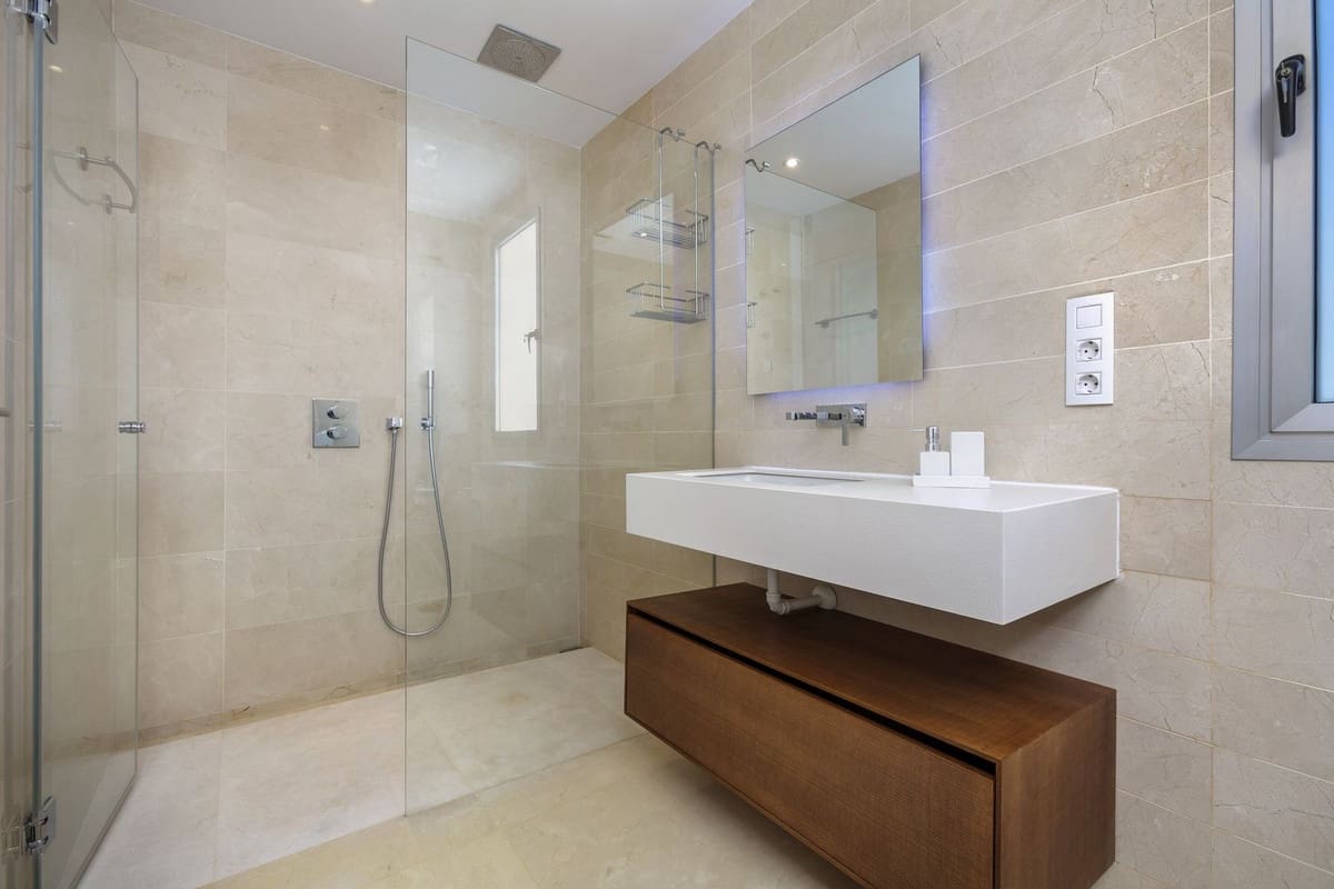 3 bedroom Villa for rent in Marbella with garage - € 8,500 (Ref: 8610419)