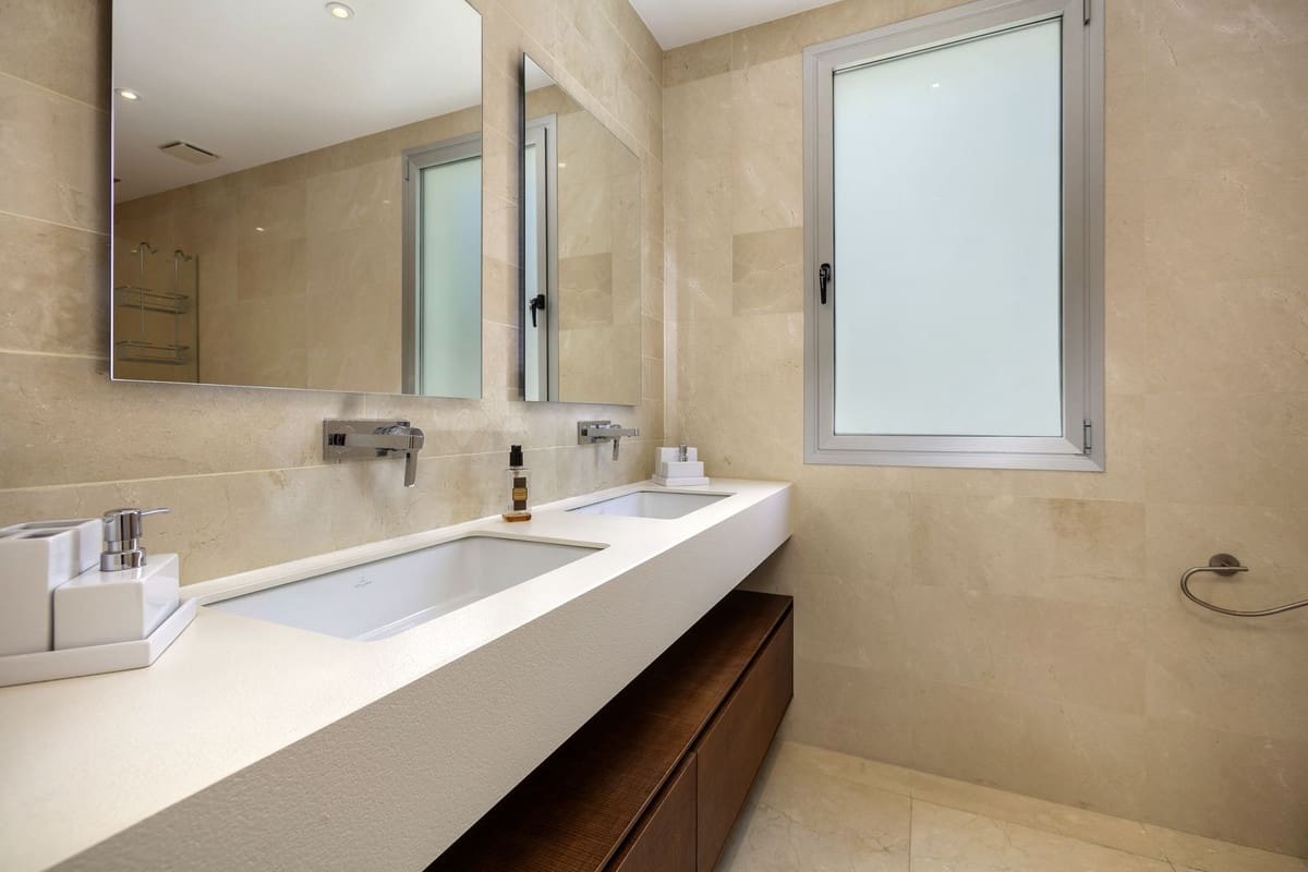 3 bedroom Villa for rent in Marbella with garage - € 8,500 (Ref: 8610419)