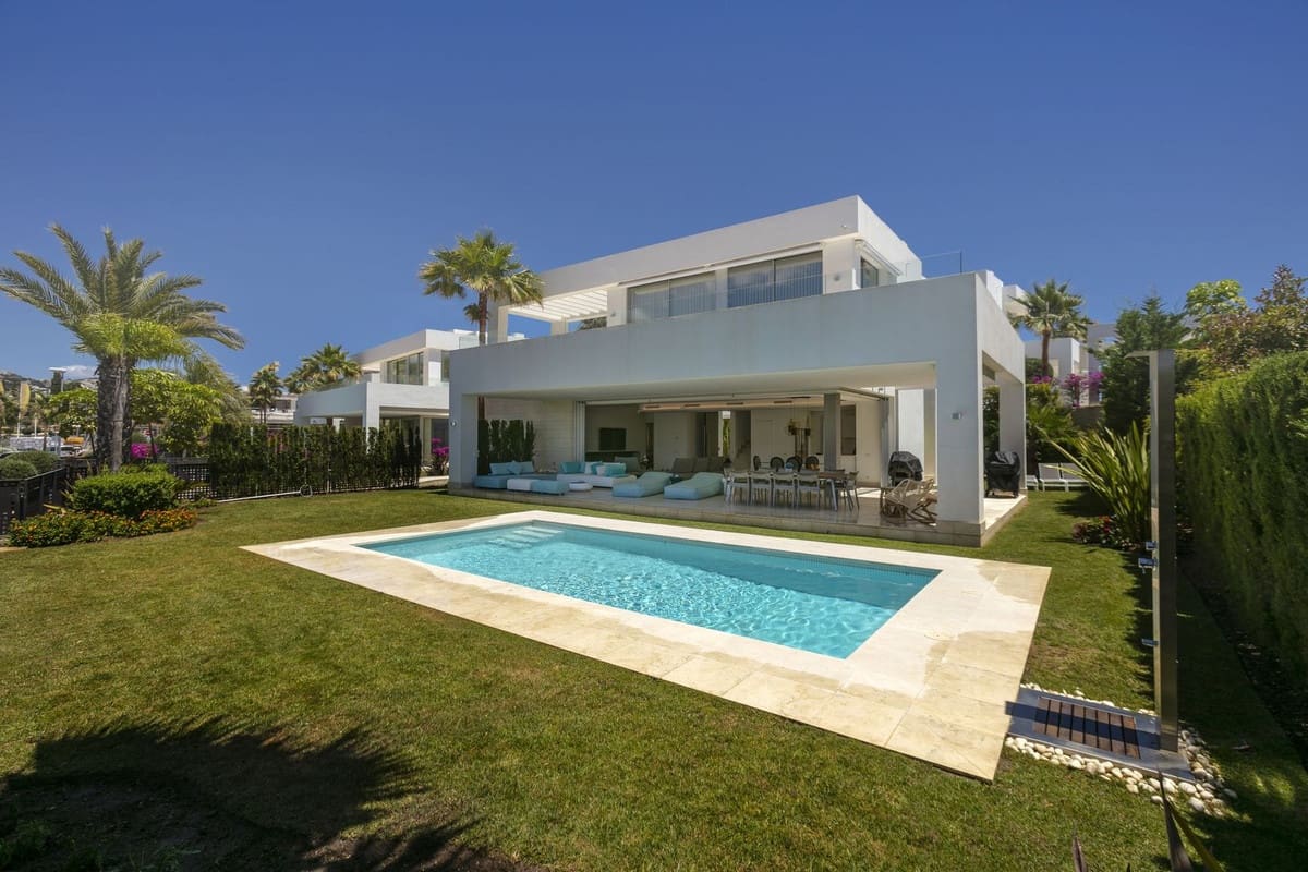 3 bedroom Villa for rent in Marbella with garage - € 8,500 (Ref: 8610419)