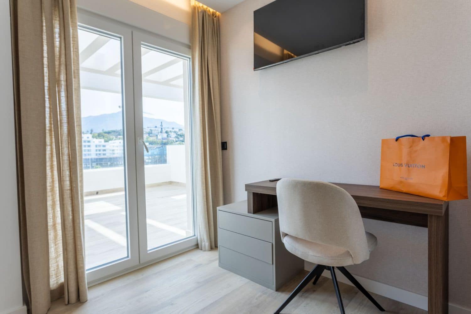 2 soveværelse Penthouse til leje i Marbella med garage - € 2.500 (Ref: 8665176)