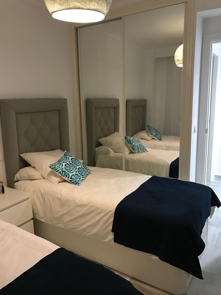 Appartement de 3 chambres à louer à Nueva Andalucia avec piscine garage - 2 400 € (Ref: 8759816)