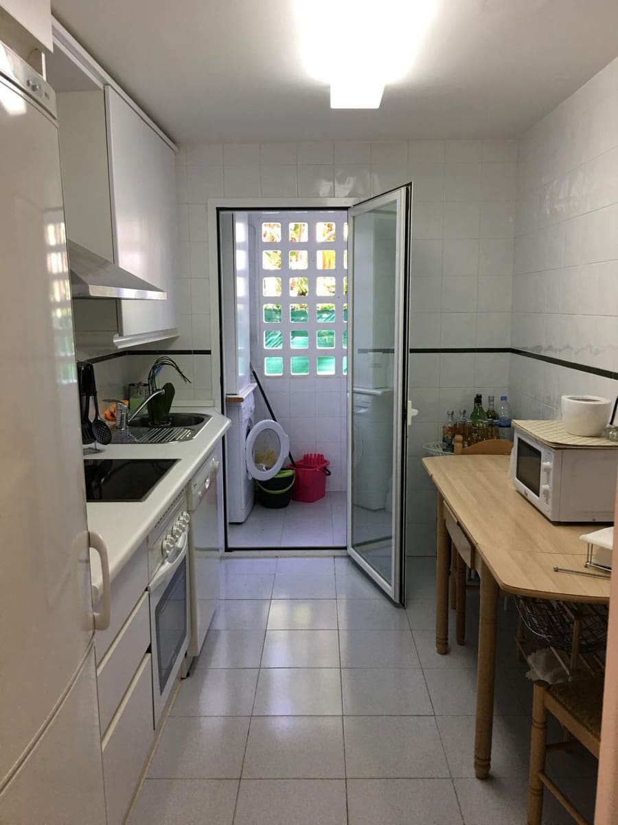 Appartement de 3 chambres à louer à Nueva Andalucia avec piscine garage - 2 400 € (Ref: 8759816)