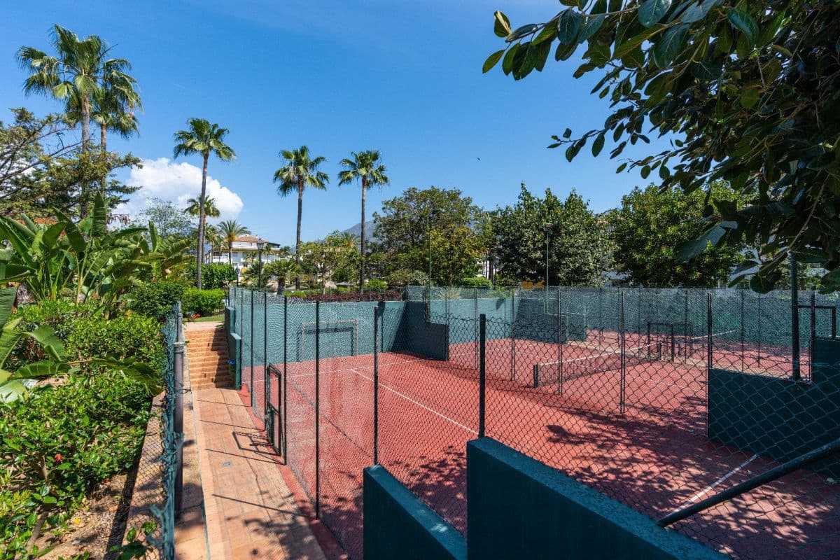 Appartement de 3 chambres à louer à Nueva Andalucia avec piscine garage - 2 400 € (Ref: 8759816)