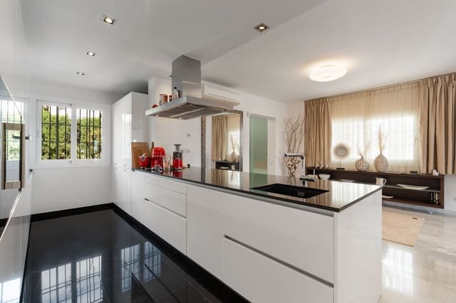 3 bedroom Apartment for sale in Nueva Andalucía Centro, Marbella - € 1,150,000 (Ref: 8817197)