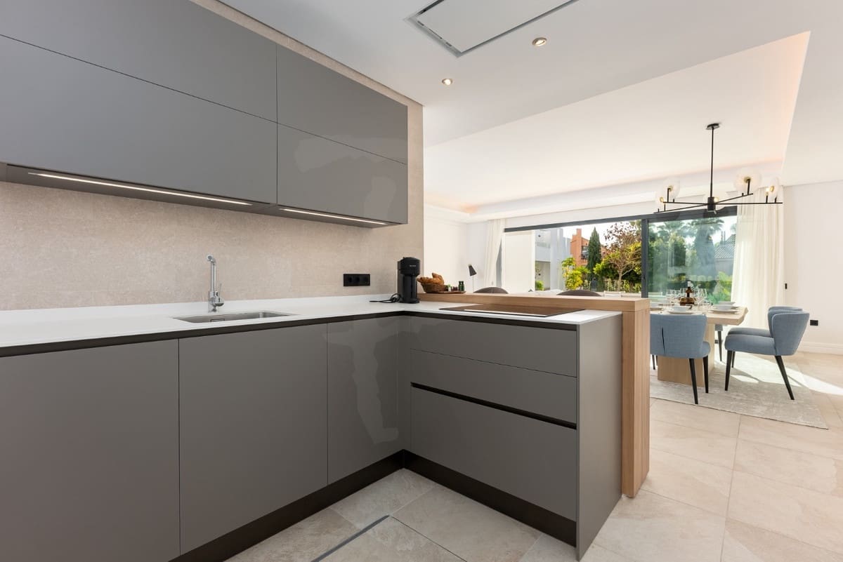 3 soveværelse Rækkehus til leje i Nueva Andalucia med garage - € 4.800 (Ref: 8824933)