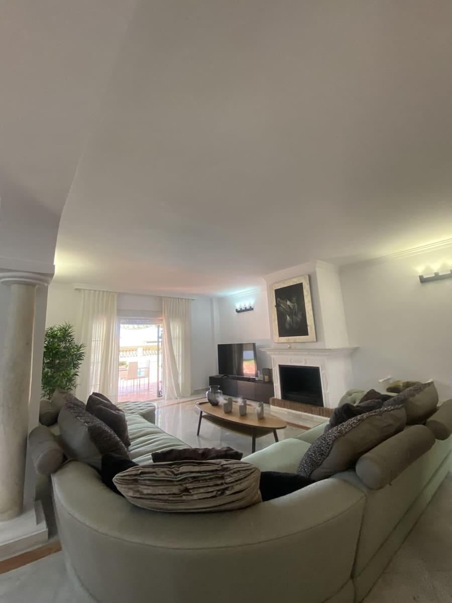 5 bedroom Villa for rent in Marbella with garage - € 5,500 (Ref: 8860365)