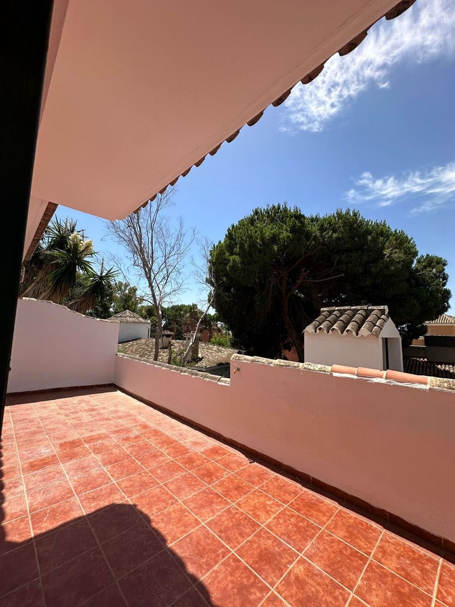 5 bedroom Villa for rent in Marbella with garage - € 5,500 (Ref: 8860365)