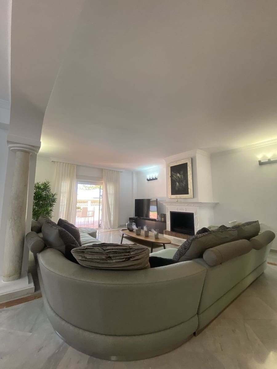 5 bedroom Villa for rent in Marbella with garage - € 5,500 (Ref: 8860365)