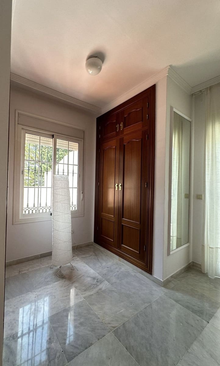 5 bedroom Villa for rent in Marbella with garage - € 5,500 (Ref: 8860365)