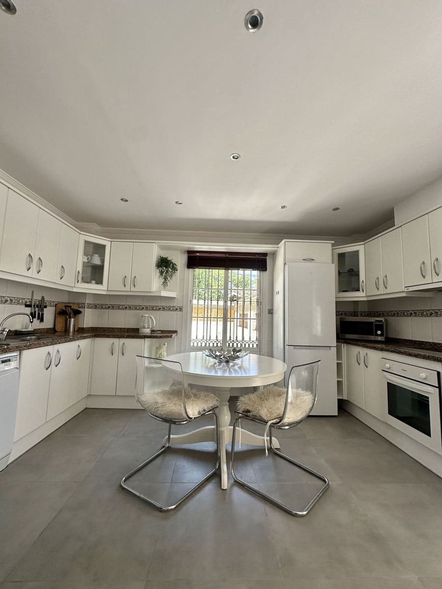 5 bedroom Villa for rent in Marbella with garage - € 5,500 (Ref: 8860365)