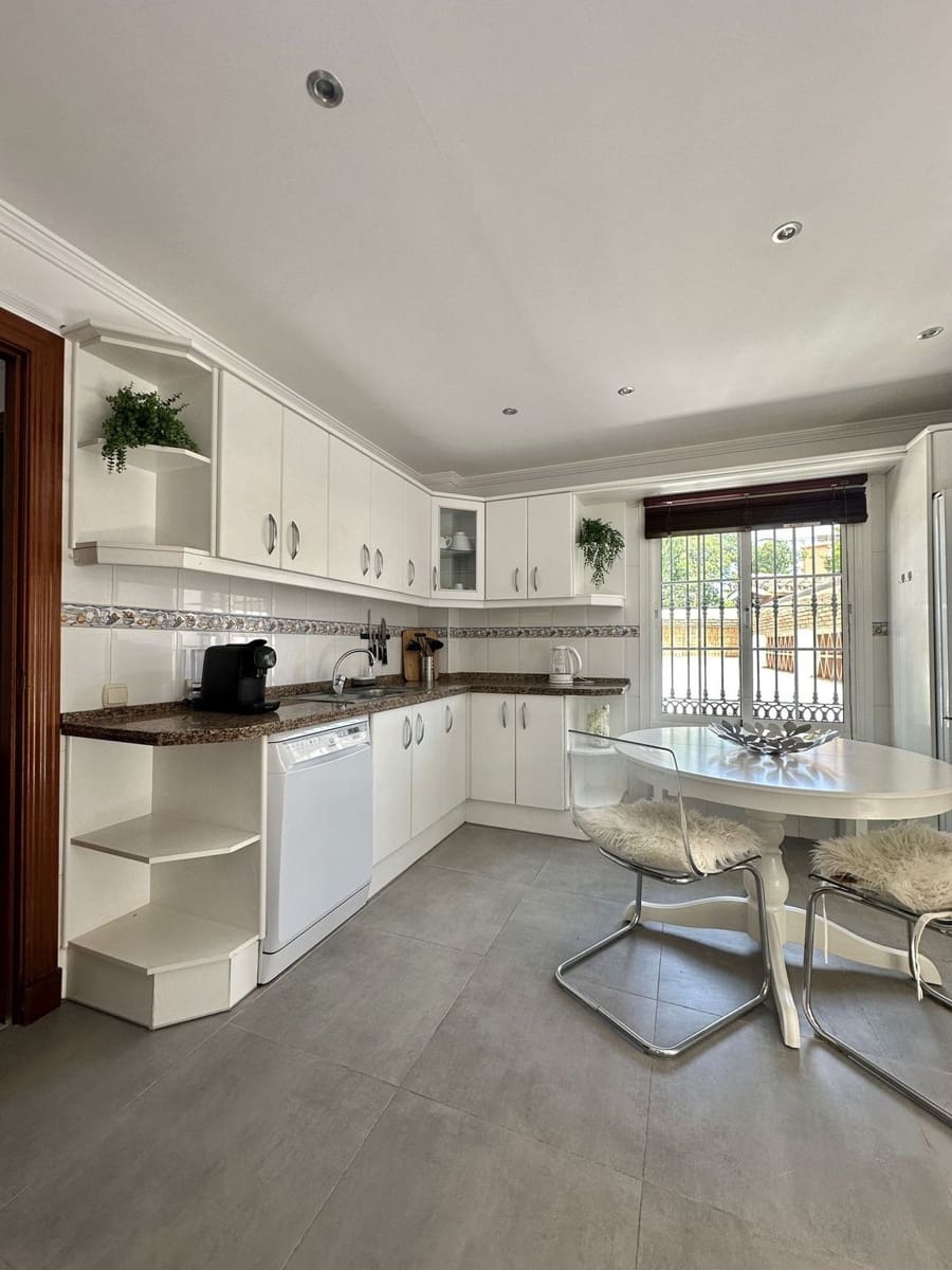 5 bedroom Villa for rent in Marbella with garage - € 5,500 (Ref: 8860365)