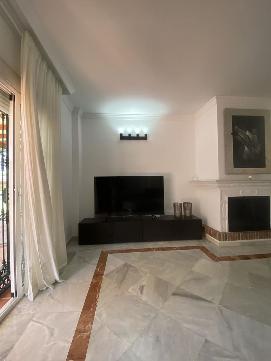 5 bedroom Villa for rent in Marbella with garage - € 5,500 (Ref: 8860365)