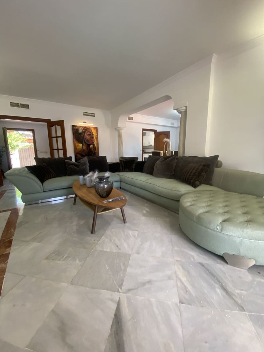 5 bedroom Villa for rent in Marbella with garage - € 5,500 (Ref: 8860365)