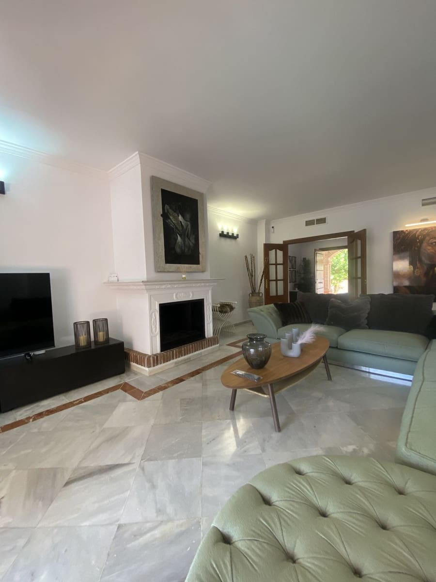 5 bedroom Villa for rent in Marbella with garage - € 5,500 (Ref: 8860365)