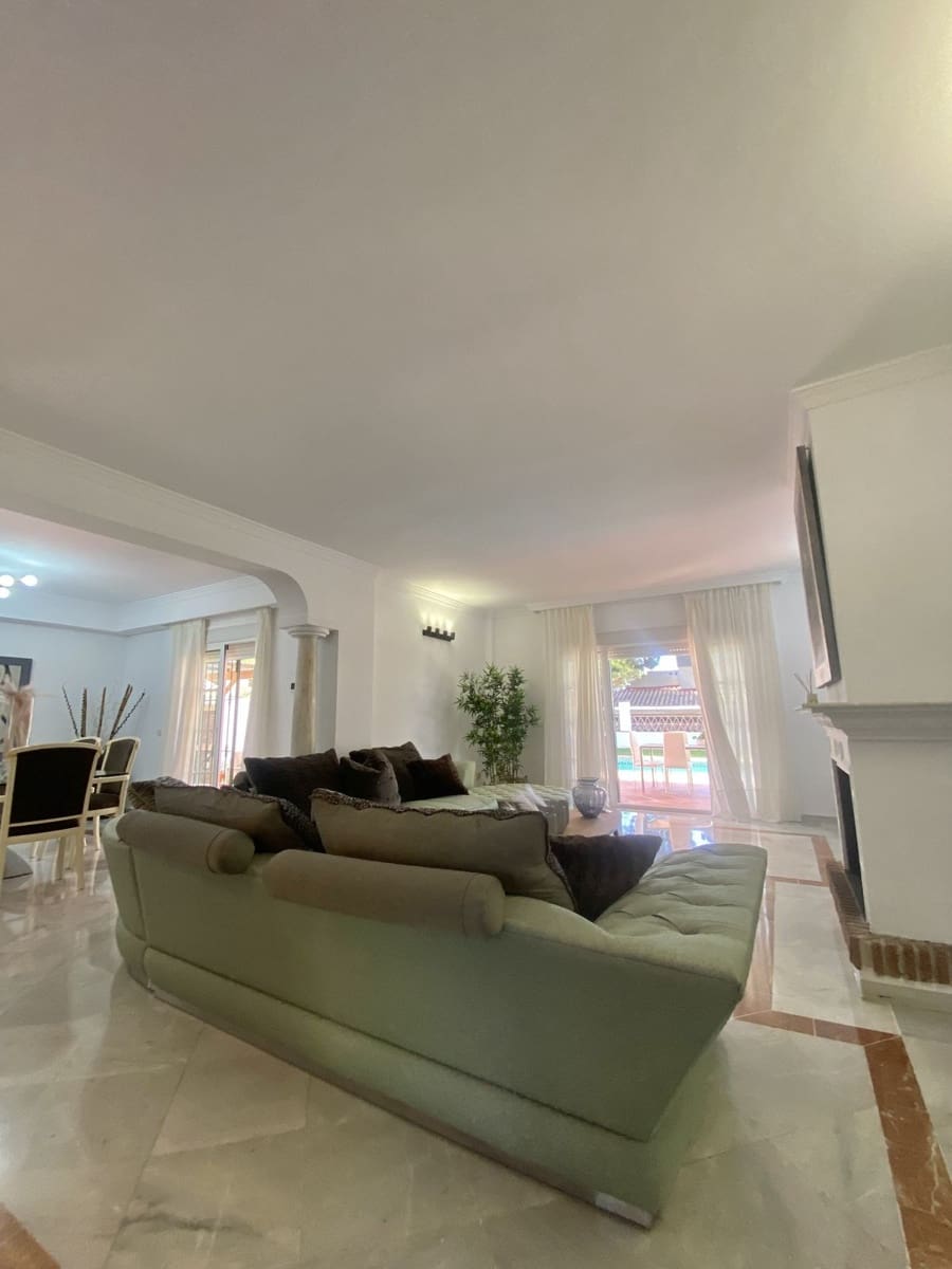 5 bedroom Villa for rent in Marbella with garage - € 5,500 (Ref: 8860365)