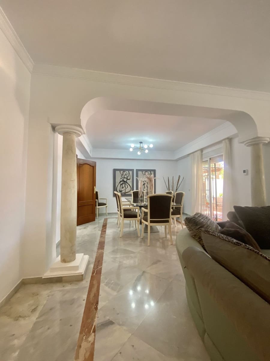 5 bedroom Villa for rent in Marbella with garage - € 5,500 (Ref: 8860365)