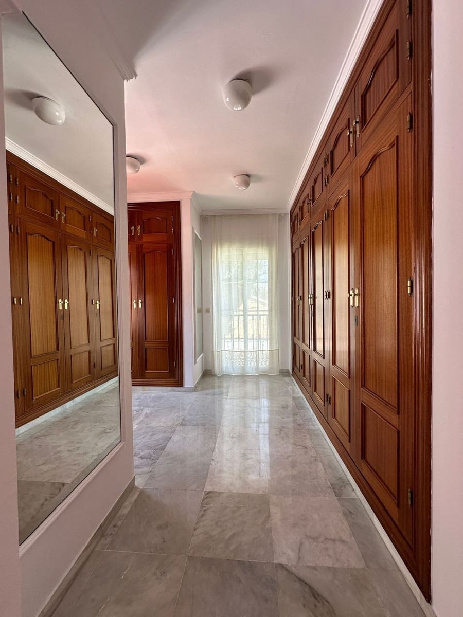 5 bedroom Villa for rent in Marbella with garage - € 5,500 (Ref: 8860365)