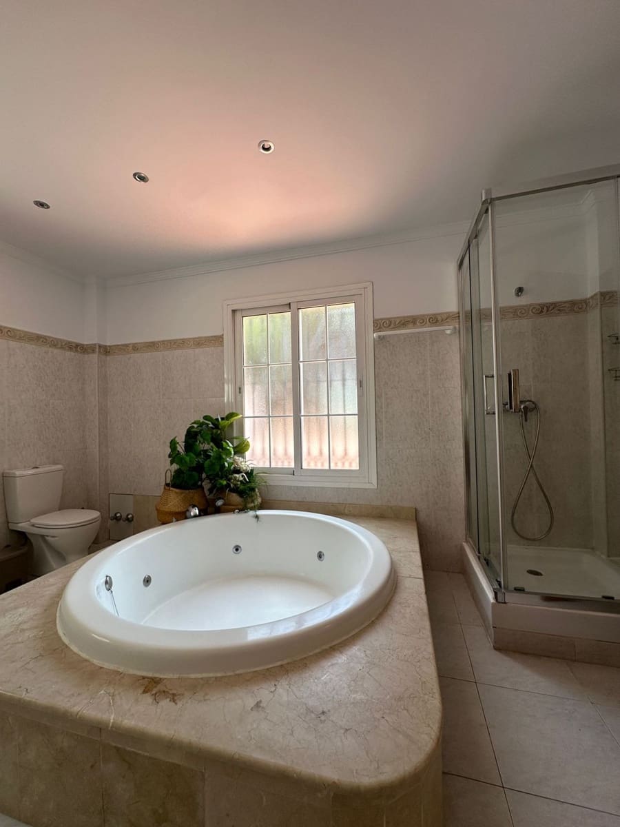 5 bedroom Villa for rent in Marbella with garage - € 5,500 (Ref: 8860365)