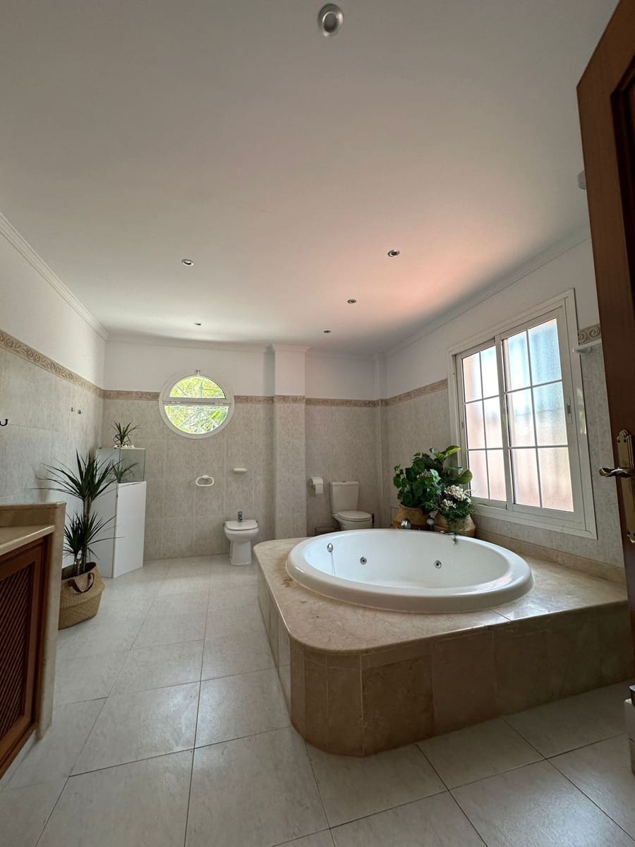 5 bedroom Villa for rent in Marbella with garage - € 5,500 (Ref: 8860365)