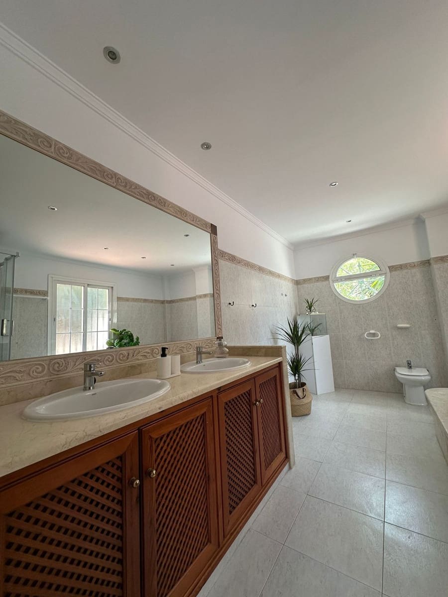 5 bedroom Villa for rent in Marbella with garage - € 5,500 (Ref: 8860365)