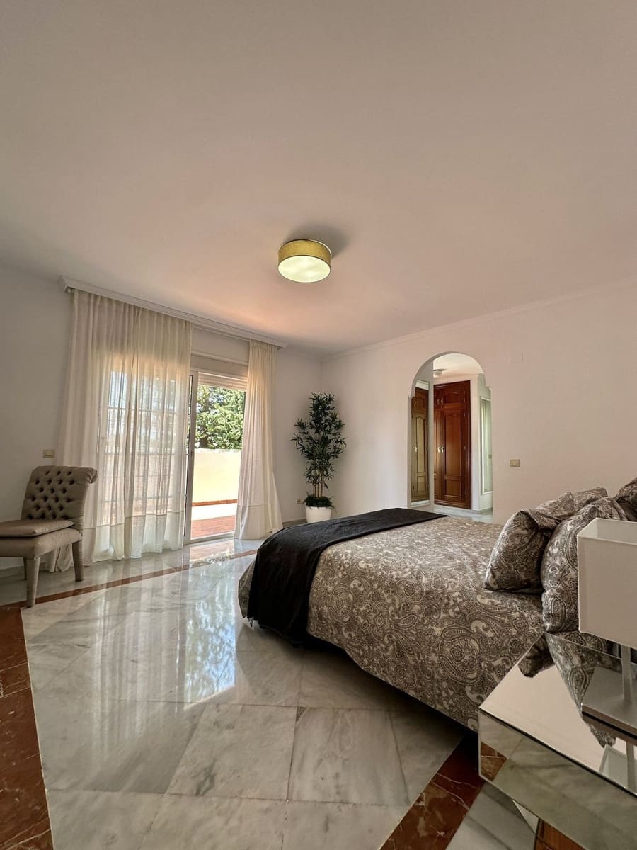 5 bedroom Villa for rent in Marbella with garage - € 5,500 (Ref: 8860365)