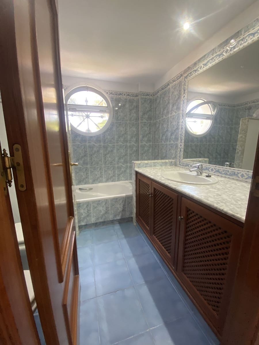 5 bedroom Villa for rent in Marbella with garage - € 5,500 (Ref: 8860365)