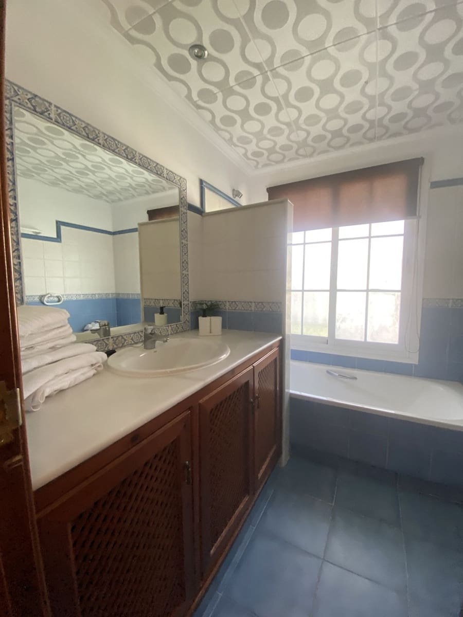 5 bedroom Villa for rent in Marbella with garage - € 5,500 (Ref: 8860365)