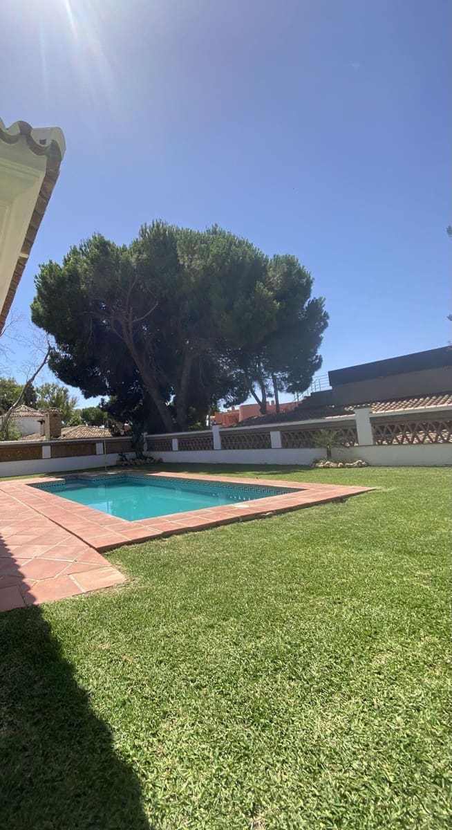 5 bedroom Villa for rent in Marbella with garage - € 5,500 (Ref: 8860365)