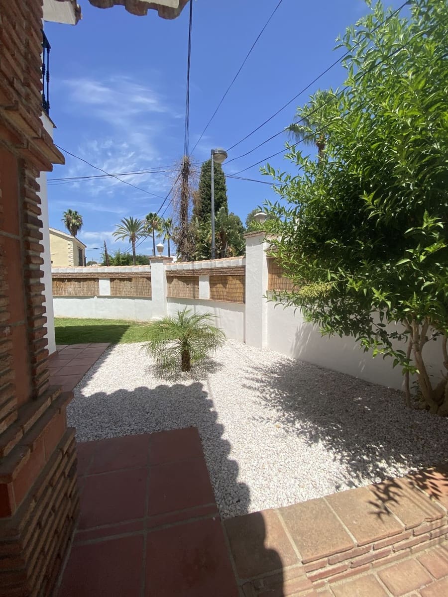 5 bedroom Villa for rent in Marbella with garage - € 5,500 (Ref: 8860365)