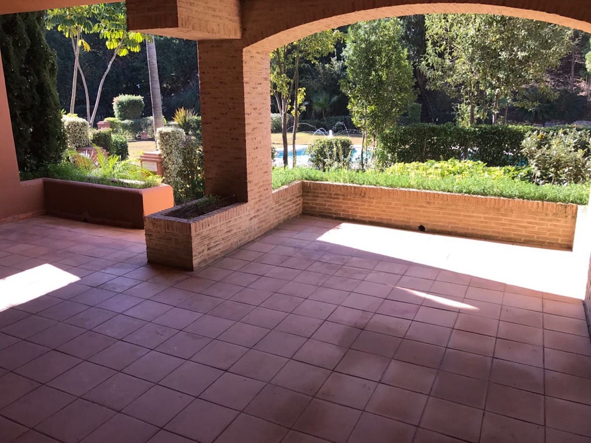 2 soveværelse Lejlighed til leje i Guadalmina med garage - € 3.000 (Ref: 8869494)