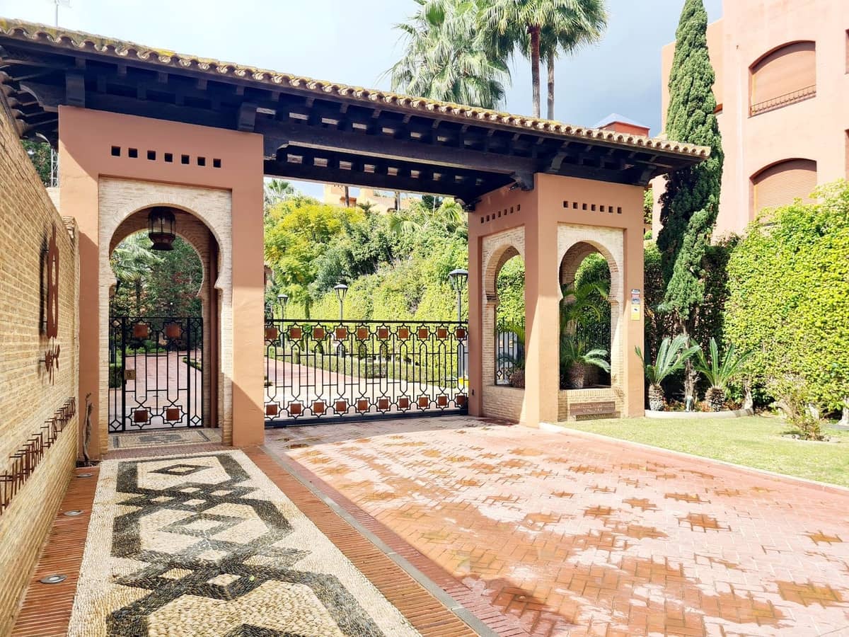 2 soveværelse Lejlighed til leje i Guadalmina med garage - € 3.000 (Ref: 8869494)