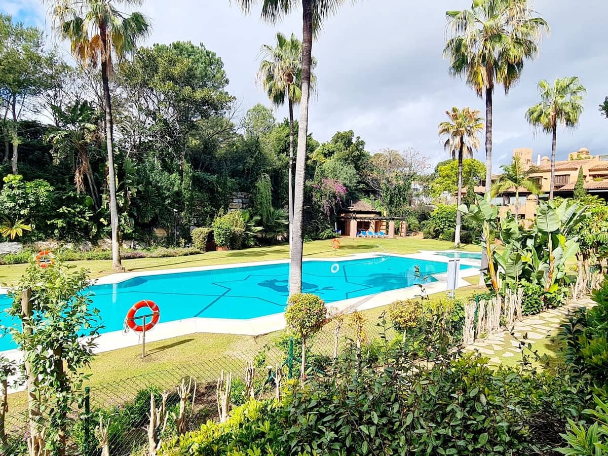 2 soveværelse Lejlighed til leje i Guadalmina med garage - € 3.000 (Ref: 8869494)