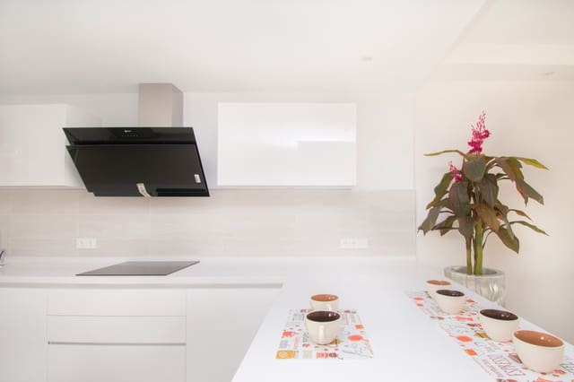 4 makuuhuone Rivitalo vuokrattavana paikassa El Paraiso, Estepona mukana 
autotalli - 3 900 € (Ref: 8924863)