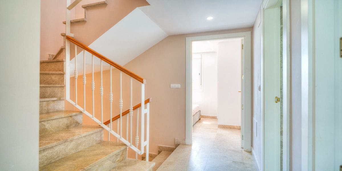 4 sypialnia Dom szeregowy na sprzedaż w Marbella z garażem - 889 000 € (Ref: 8940683)