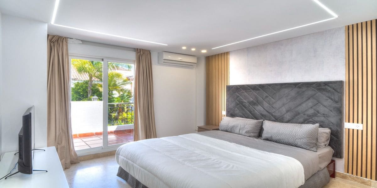 4 sypialnia Dom szeregowy na sprzedaż w Marbella z garażem - 889 000 € (Ref: 8940683)