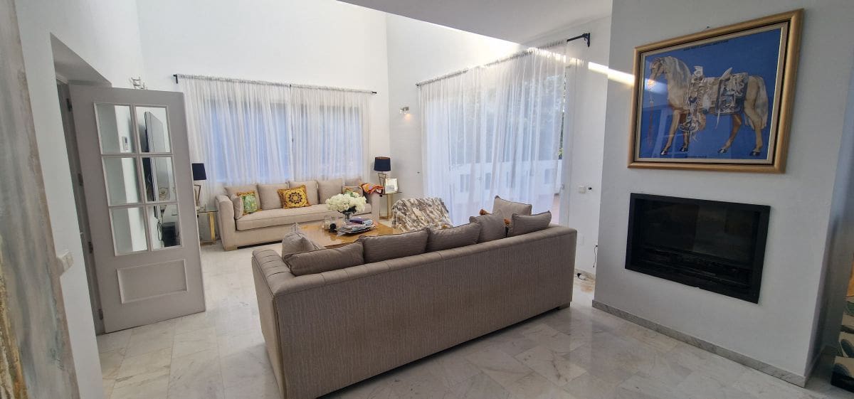 4 bedroom Villa for sale in Marbella with garage - € 875,000 (Ref: 8982725)
