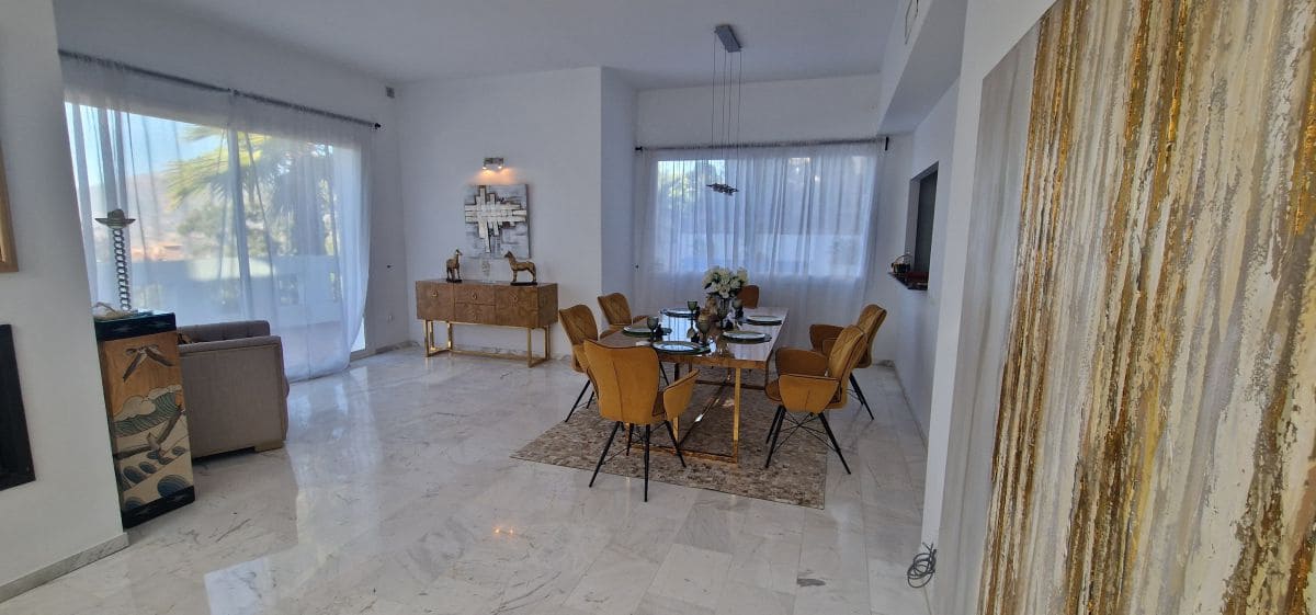 4 bedroom Villa for sale in Marbella with garage - € 875,000 (Ref: 8982725)