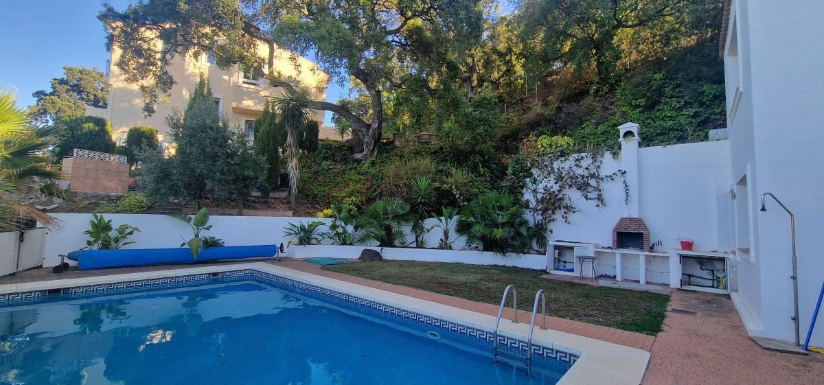 4 bedroom Villa for sale in Marbella with garage - € 875,000 (Ref: 8982725)