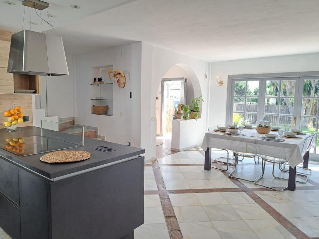 Villa/Maison de 5 chambres à louer à El Velerin - 5 500 € (Ref: 8982728)