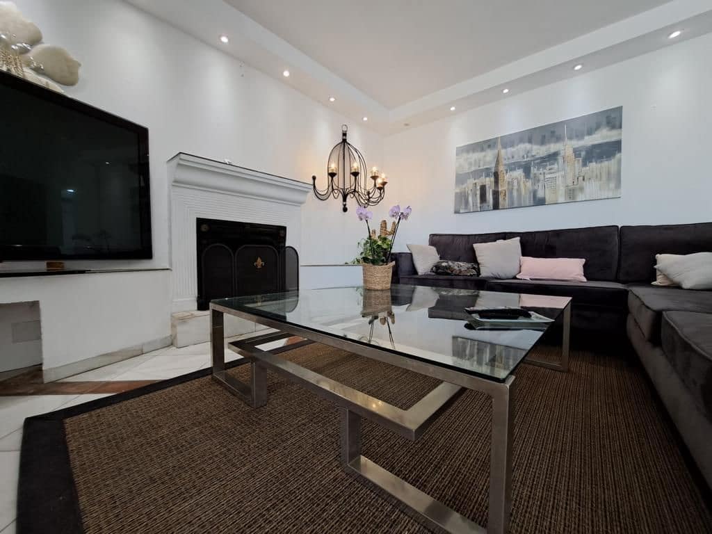 Villa/Maison de 5 chambres à louer à El Velerin - 5 500 € (Ref: 8982728)