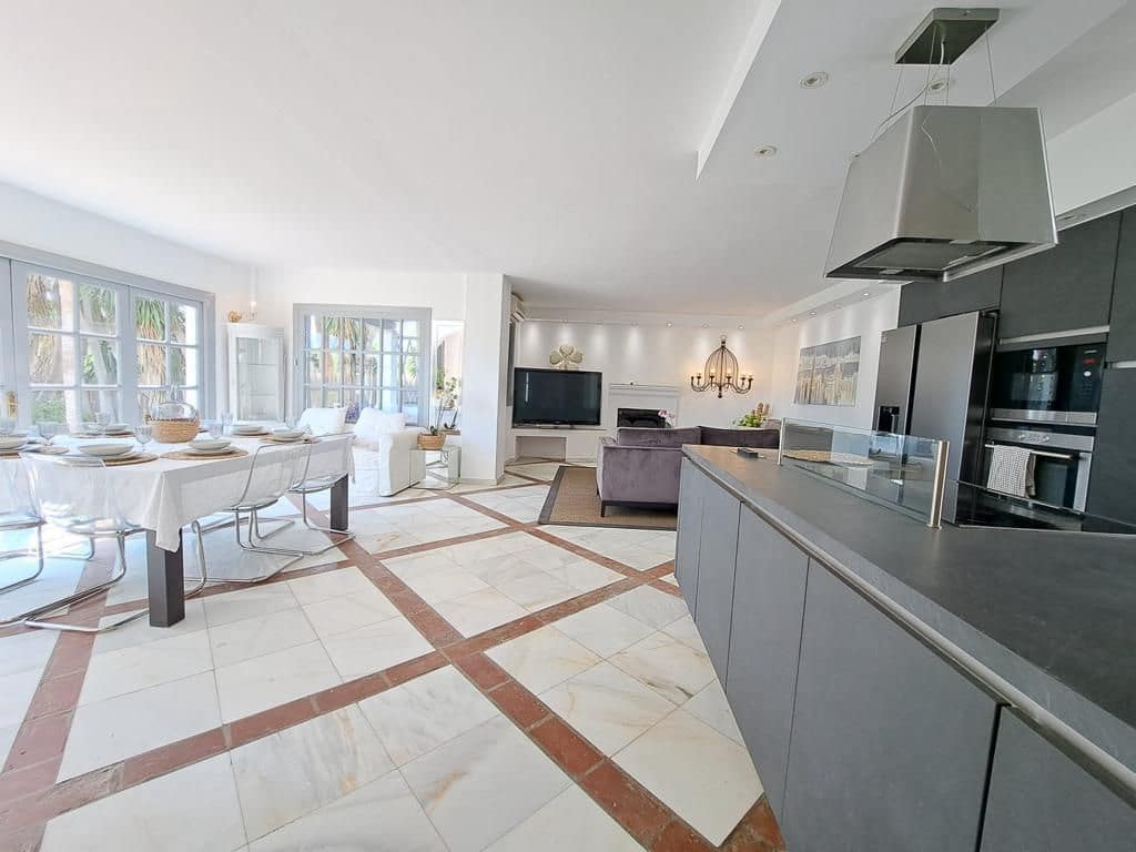 Villa/Maison de 5 chambres à louer à El Velerin - 5 500 € (Ref: 8982728)