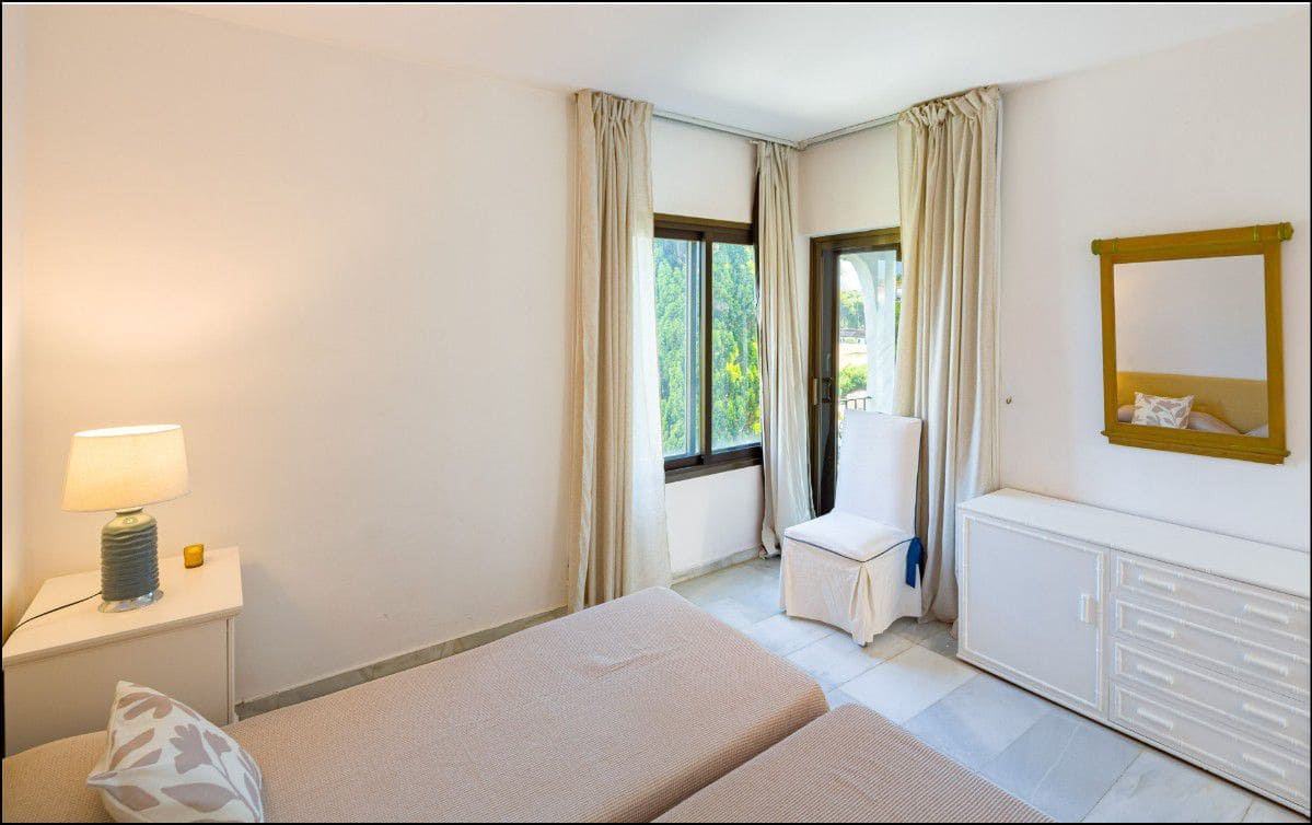 2 soverom Penthouse til salgs i Puerto Banus - € 970 000 (Ref: 9001568)