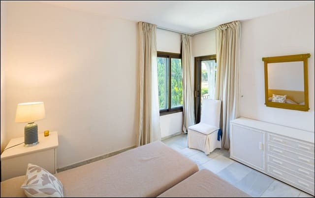 2 soveværelse Penthouse til salg i Puerto Banus, Marbella - € 970.000 (Ref: 9001568)