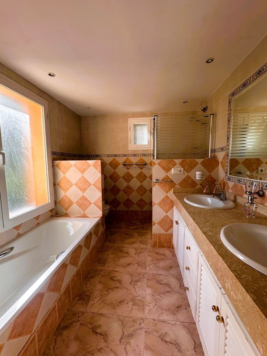 4 quarto Moradia para arrendar em Nueva Andalucia com garagem - 3 500 € (Ref: 9078505)