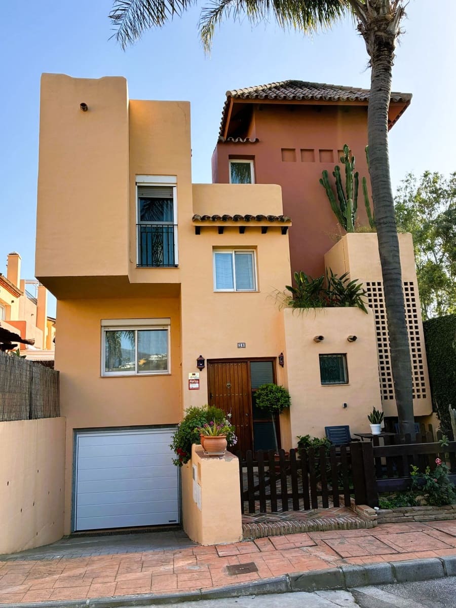 4 quarto Moradia para arrendar em Nueva Andalucia com garagem - 3 500 € (Ref: 9078505)